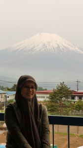 saya berfoto dengan background gunung Fuji dari jendela kamar kami